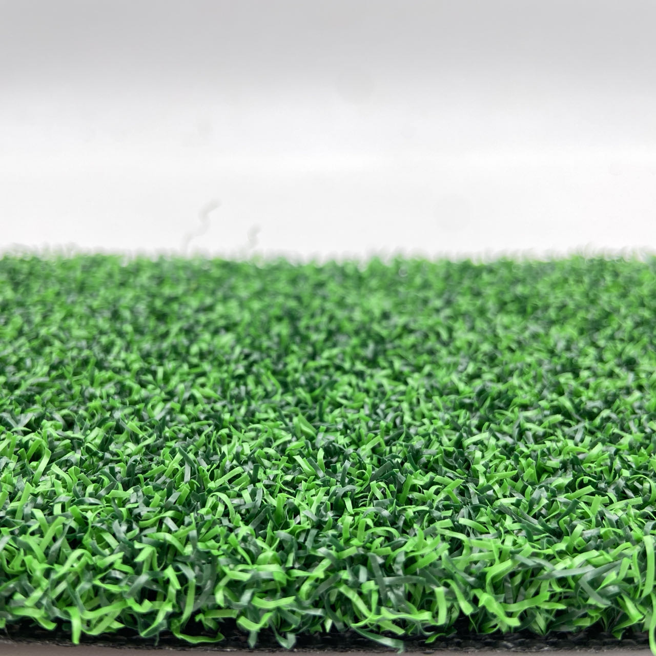 Dense short-pile artificial golf grass