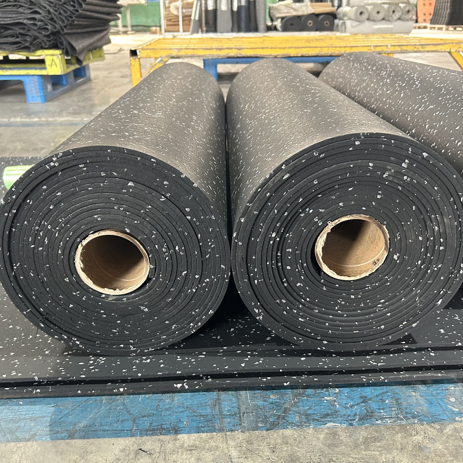 Black rubber gym floor rolls with white fleck finish